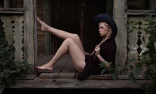 アンドレイ・フロロフ、モデル、女性、金髪、三つ編み、脚、足、裸足、ドレス、黒のドレス、ミニドレス、黒のミニドレス、帽子、脚を上げて、座って、床に、肖像画、 HDデスクトップの壁紙 HD wallpaper