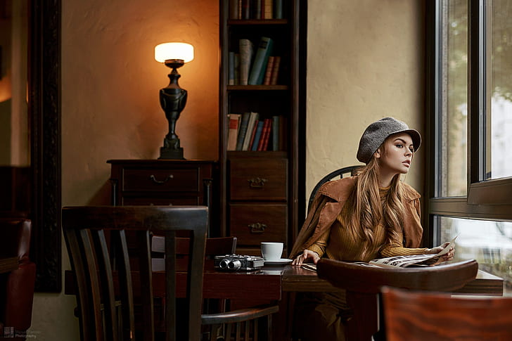 女性、アナスタシア・スケグロワ、金髪、肖像画、モデル、座っている、テーブル、椅子、よそ見、カメラ、コート、茶色のコート、窓の外を見る、 HDデスクトップの壁紙