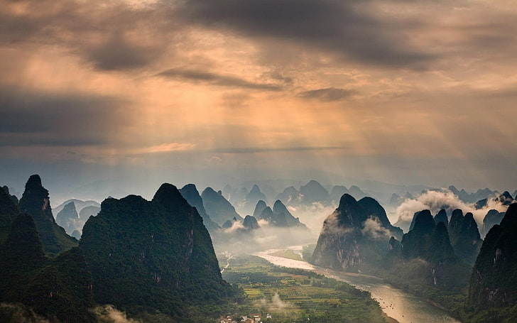 pasmo górskie, góry, mgła, rzeka, przyroda, Guilin, Chiny, krajobraz, promienie słoneczne, chmury, pole, las, Tapety HD
