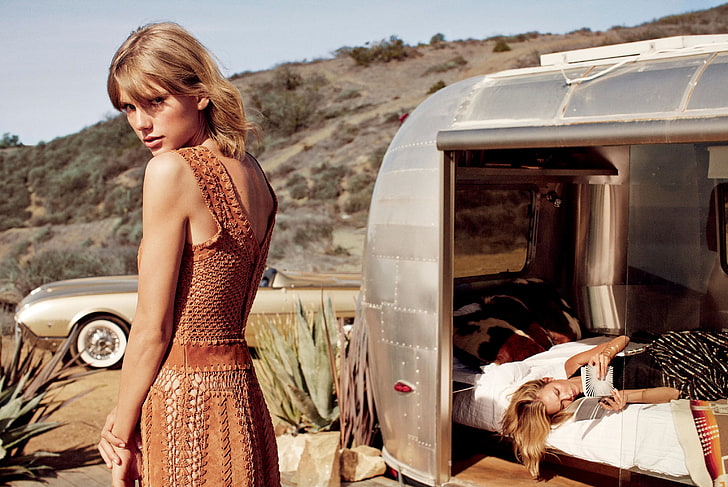여자의 갈색 민소매 드레스, Taylor Swift, 사진 촬영, 보그, Karlie Kloss, 2015, HD 배경 화면