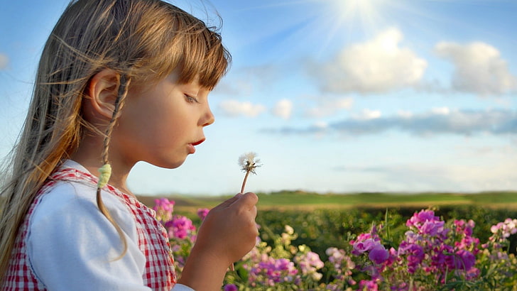 gadis kecil, anak-anak, berambut pirang, tanaman liar berbunga kuning cerah, pemandangan samping, Wallpaper HD