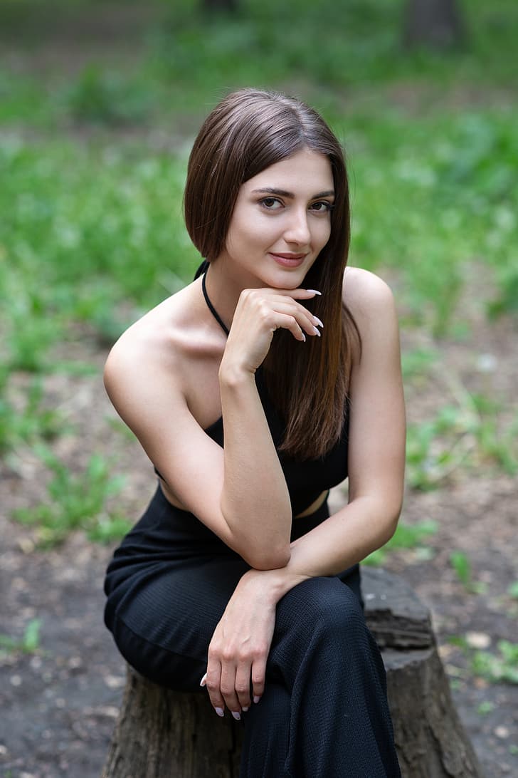 Murat Kuzhakhmetov, femme, brune, cheveux longs, souriant, vêtements noirs, jambes croisées, souche d'arbre, Fond d'écran HD, fond d'écran de téléphone