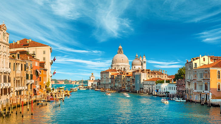 Wenecja, Włochy, miasto, budynki, morze, łódka, kanał, niebo, chmury, domy z brązowego betonu, Wenecja, Włochy, miasto, budynki, morze, łódka, kanał, niebo, chmury, Tapety HD