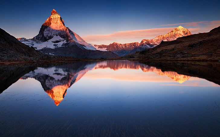montaña negra y marrón bajo azul en la noche, paisaje, naturaleza, pico nevado, lago, luz solar, reflexión, Matterhorn, The Matterhorn, montañas, amanecer, Fondo de pantalla HD