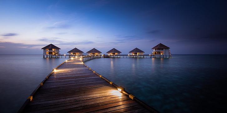 brązowy drewniany pomost i domki, Malediwy, kurort, sztuczne oświetlenie, chodnik, morze, plaża, bungalow, niebieski, natura, tropikalny, lato, krajobraz, Tapety HD