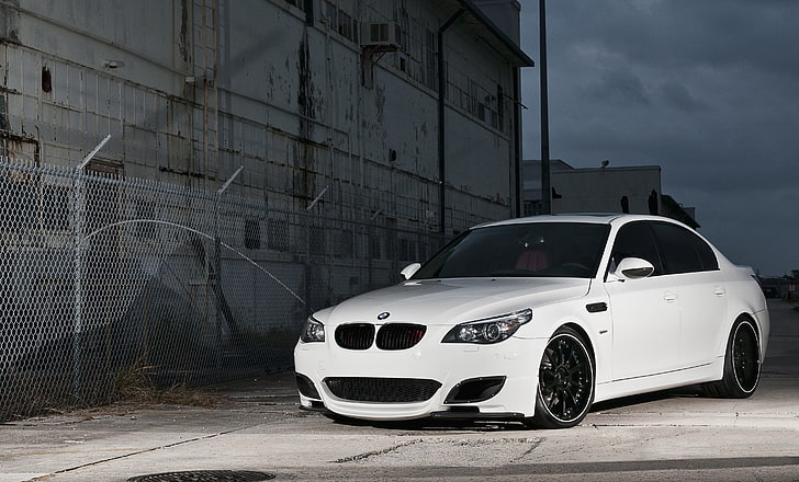 BMW E60 sedán blanco, blanco, la valla, BMW, rejilla, alambre de púas, E60, Fondo de pantalla HD