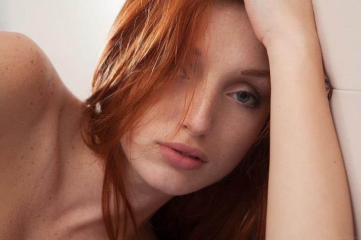 kadının yüzü, kızıl saçlı, Michelle H. Paghie, model, yatakta, HD masaüstü duvar kağıdı