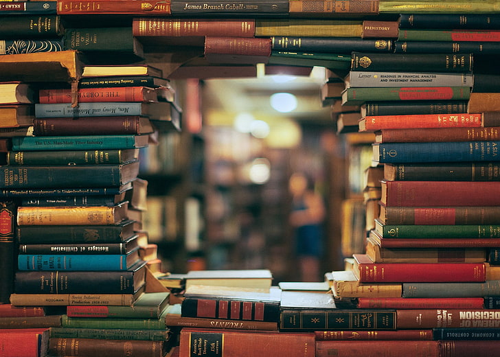 ล็อตหนังสือคละชื่อ, หนังสือคละชื่อแบบเรียงซ้อนกันเป็นรูกลมตรงกลาง, หนังสือ, ห้องสมุด, โบเก้, ระยะชัดลึก, วอลล์เปเปอร์ HD