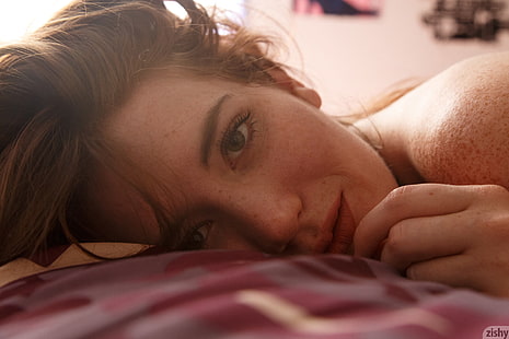женщины, лицо, зиши, брюнетка, веснушки, в постели, HD обои HD wallpaper