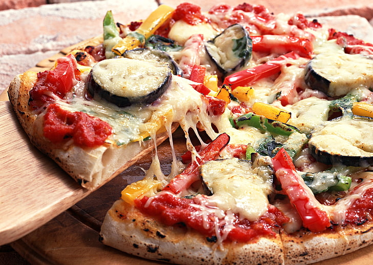 pizza en rodajas, verduras, queso, arco, berenjenas, tomate, pimiento, cebolla, cocina italiana, pizza, pimientos picantes, dieta, pimiento picante, vegetales, Fondo de pantalla HD
