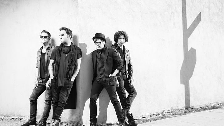 beyaz beton duvarın yanında siyah palto giyen adam, Fall Out Boy, En iyi müzik sanatçısı ve gruplar, Patrick Stump, Peter Wentz, Joseph Mark Trohman, Andrew John Hurley, HD masaüstü duvar kağıdı