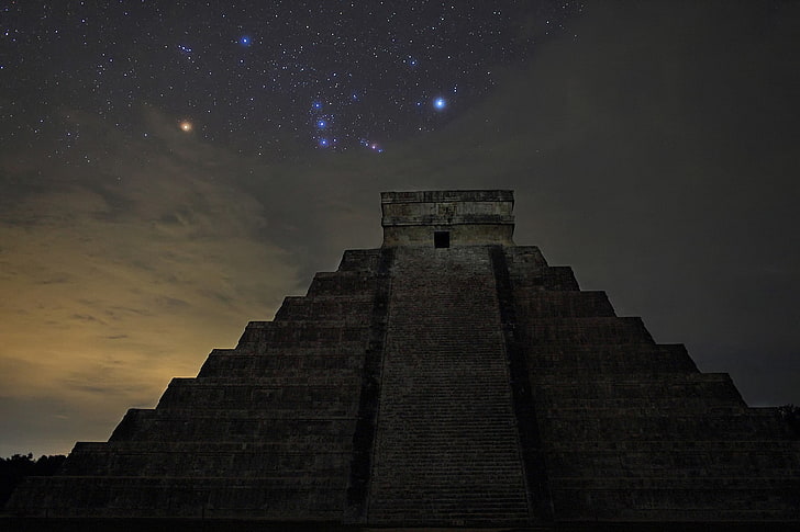 Edificio de hormigón negro y gris, Chichén Itzá, noche, cielo, pirámide, estrellas, Fondo de pantalla HD