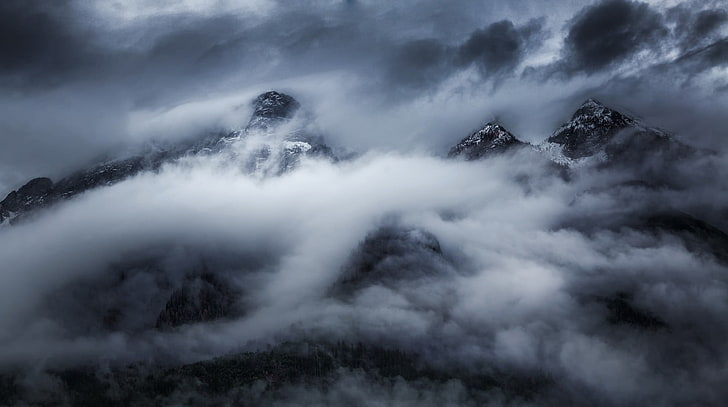 Weiße Wolken, Natur, Landschaft, Wolken, Berge, dunkel, Sturm, schneebedeckte Spitze, Bäume, Wald, Nebel, HD-Hintergrundbild