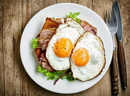 eggs, plate, plug, scrambled eggs, bacon, salad, HD wallpaper HD wallpaper