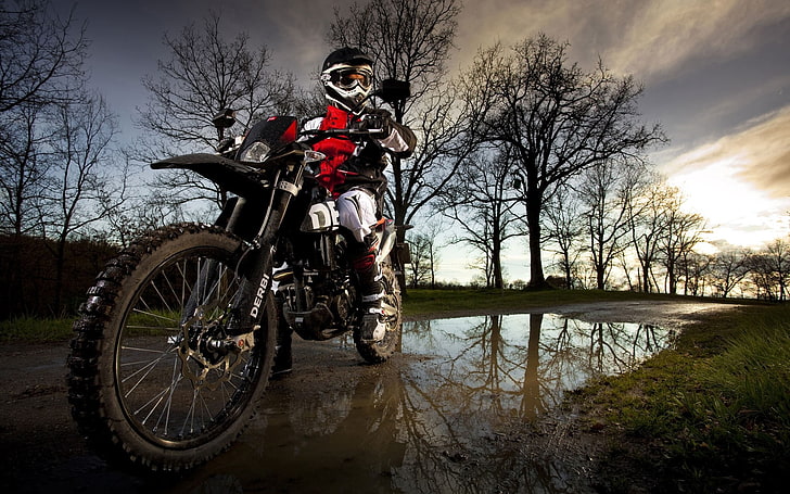 schwarzes und rotes vollgefedertes Fahrrad, Motocross, Wasser, Helm, HD-Hintergrundbild