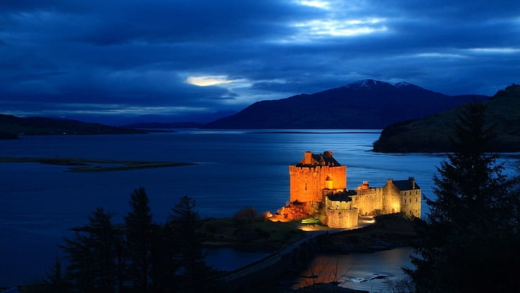 brązowy dom, brązowo-czarny budynek otoczony akwenem, jezioro, przyroda, krajobraz, Szkocja, Eilean Donan, zamek, wieczór, sosny, Tapety HD