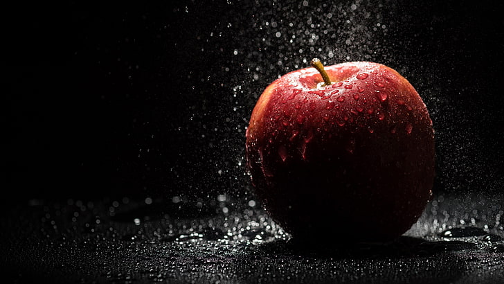 червена ябълка, вода, капки вода, плодове, ябълки, сянка, светлини, черен фон, фотография, пръски, червено, черно, HD тапет