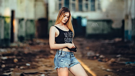 Olga Demenko, wanita, berambut cokelat, celana pendek jean, T-shirt, kedalaman bidang, pirang, kalung, potret, ditinggalkan, Wallpaper HD HD wallpaper
