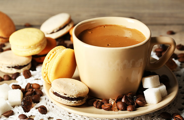 taza de cerámica blanca, café, granos, galletas, taza, postre, dulce, macarrón, almendra, Fondo de pantalla HD
