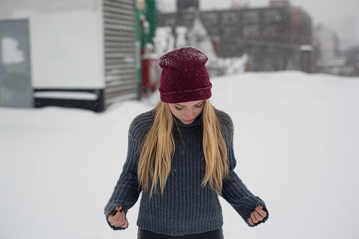 ผู้หญิงเสื้อกันหนาวสีบลอนด์หิมะเสื้อกันหนาวสีเทา, วอลล์เปเปอร์ HD