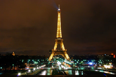 Eiffeltornet under natten, Eiffeltornet, Eiffeltornet, natten, regn, nattljus, ljus torn, paris - Frankrike, frankrike, berömd plats, torn, natt, stadsbild, arkitektur, urban scen, europa, stad, resmål, fransk kultur , huvudstäder, resor, turism, HD tapet HD wallpaper