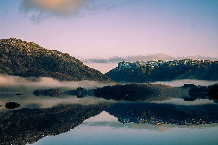 montaña verde y cuerpo de agua, montañas, lago, cielo, nubes, niebla, sol, Noruega, Fondo de pantalla HD