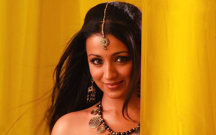 Trisha Krishnan, collar negro y marrón con cuentas de mujer, celebridades femeninas, Trisha Krishnan, Fondo de pantalla HD