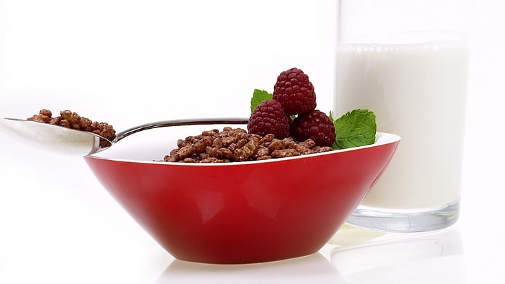 czerwono-biała miska ceramiczna, płatki zbożowe, owoce, mleko, Tapety HD