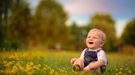 بلوزة بيضاء بياقة دائرية ، طفل ، ولد ، تضحك ، ابتسامة، خلفية HD HD wallpaper