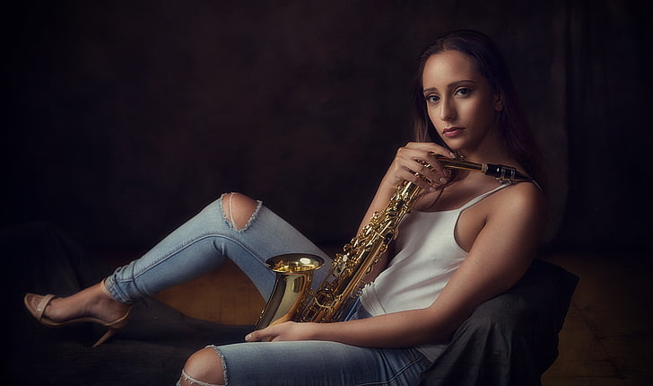 mujer, instrumento musical, saxofón, jeans rotos, modelo, Fondo de pantalla HD
