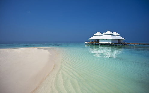 كوخ الشاطئ الأبيض والبني ، الشاطئ ، الواجهة البحرية ، جزر المالديف ، الطبيعة، خلفية HD HD wallpaper