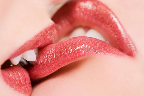lipstik merah muda, ciuman, lesbian, bibir, bibir menggigit, closeup, bibir berair, wanita, model, Wallpaper HD HD wallpaper
