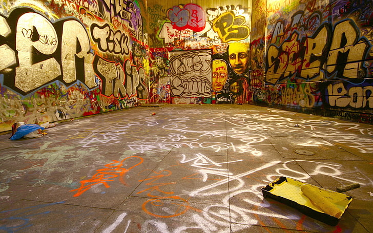 giroletto in legno marrone con materasso, graffiti, Sfondo HD