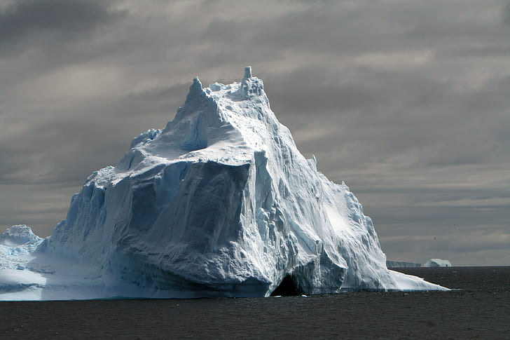 日中の水の塊の横にある氷山、寒さ-温度、グリーンランド、流氷、冬、風景、アイスランド、海、風景、屋外、冷凍、 HDデスクトップの壁紙