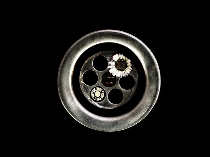 graue Revolverzeitschrift, schwarzer Hintergrund, Blumen, Schraube, Kreis, Metall, Abflüsse, schwarze Löcher, Minimalismus, HD-Hintergrundbild