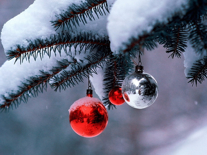 röda och silvergranskulor, jul, julpynt, snö, HD tapet