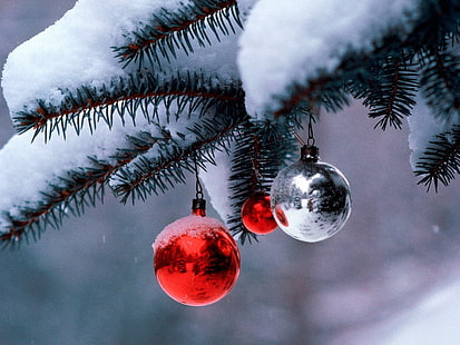 червени и сребърни фенечки, Коледа, коледни украшения, сняг, HD тапет HD wallpaper