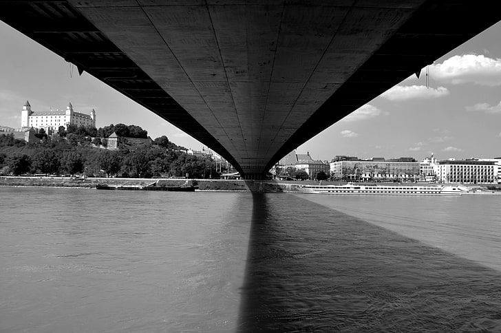 monocromo, puente, río, castillo, Eslovaquia, Bratislava, arquitectura, barco, sombra, edificio, árboles, Donau, Fondo de pantalla HD