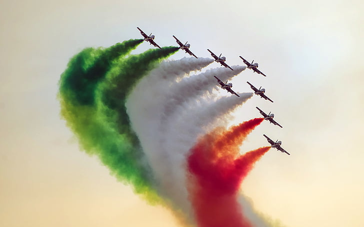 fotografia de jato fazendo show aéreo pulverizando fumaça verde, branca e vermelha representa Itália, Força Aérea Indiana, jatos de combate, fumaça, açafrão, branco, verde, HD papel de parede