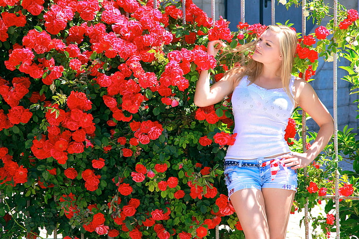 red flowers, summer, girl, the sun, flowers, pose, model, shorts, Bush, roses, garden, Mike, figure, blonde, red, Alessandra Has, HD wallpaper