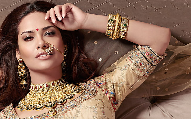 Esha Gupta, vestido sari marrón para mujer, celebridades femeninas, Esha Gupta, bollywood, actriz, Fondo de pantalla HD