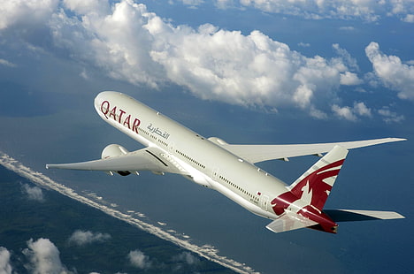 beyaz ve kırmızı Qatar Airlines uçağı, gökyüzü, Hava durumu, Kanatlar, Boeing, Uçuş, Gökyüzü, 300, 777, Uçak, Uçan, Uçak, Yolcu, Katar, Uçak, HD masaüstü duvar kağıdı HD wallpaper