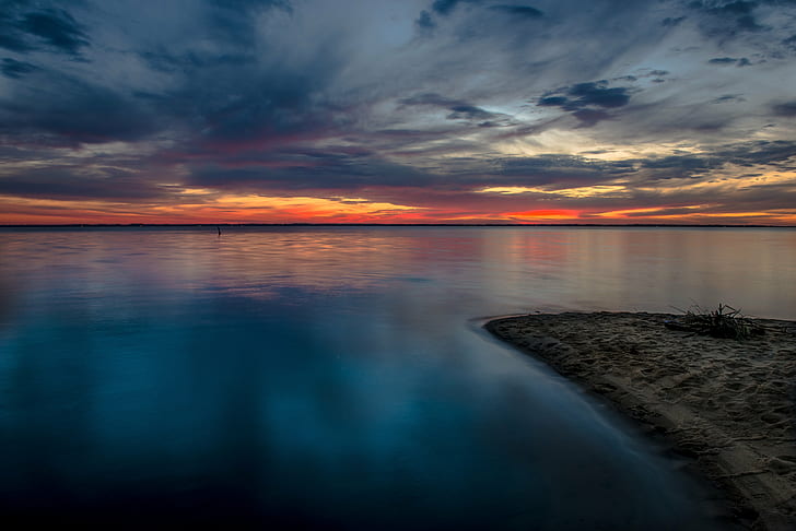 แหล่งน้ำที่เงียบสงบภายใต้ท้องฟ้าสีเทาในช่วงเวลาทองธรรมชาติทะเลพระอาทิตย์ตกดินชายหาดน้ำท้องฟ้าพลบค่ำการสะท้อนภูมิประเทศเข้ามาเยี่ยมเมฆ - ท้องฟ้าชายฝั่งทะเลสีน้ำเงิน, วอลล์เปเปอร์ HD