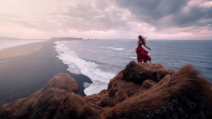 природа, пейзаж, женщины, вид сзади, длинные волосы, красное платье, обрыв, море, волны, побережье, облака, ветрено, женщины на природе, HD обои