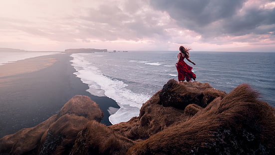 природа, пейзаж, жени, заден изглед, дълга коса, червена рокля, скала, море, вълни, крайбрежие, облаци, ветровито, жени на открито, HD тапет HD wallpaper
