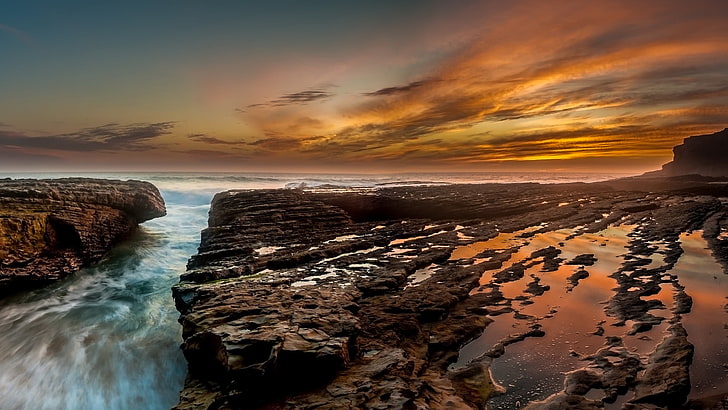 fondo de pantalla digital de formación de mar y roca, naturaleza, paisaje, mar, roca, puesta de sol, olas, nubes, larga exposición, horizonte, cielo, costa, Fondo de pantalla HD