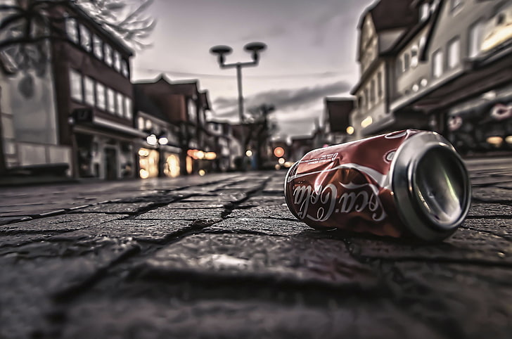 kaleng soda Coca-Cola merah dan putih, sampah, batu, Bank, coca-cola, jembatan, kosong, Wallpaper HD