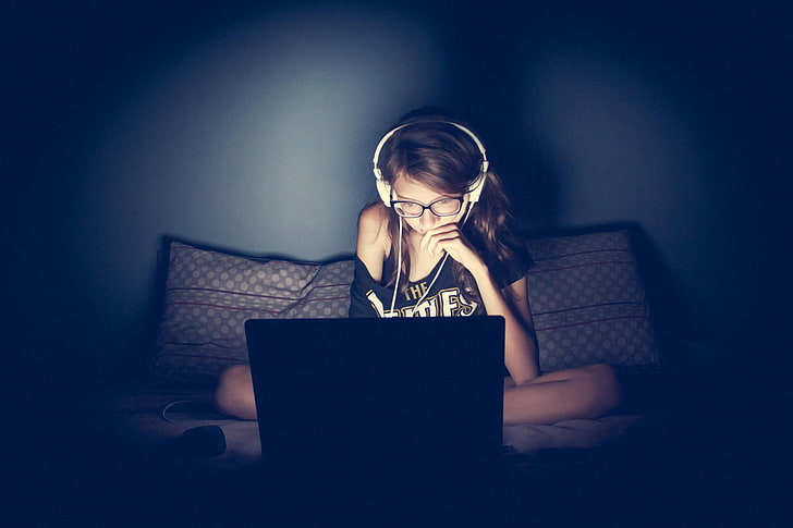 ผู้หญิงแว่นตาหูฟังแล็ปท็อป geek, วอลล์เปเปอร์ HD