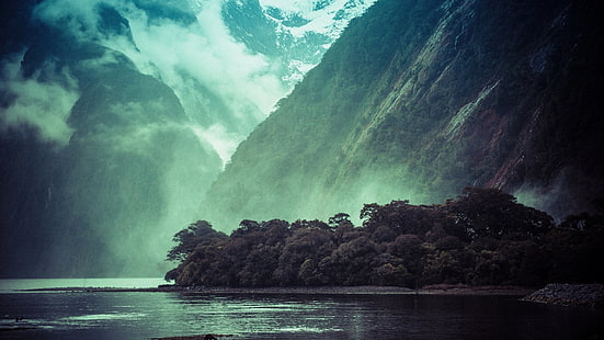 зеленые лиственные деревья, горы, пейзаж, туман, вода, облака, река, деревья, лес, природа, HD обои HD wallpaper