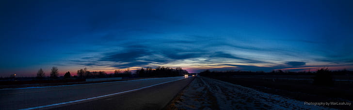 бетонен път през нощта, RoadSide, бетонен път, през нощта, залез панорама, панорамна гледка, небе, вечер, цветове, залез панорама, автомобили, път, магистрала, природа, пейзаж, облак - небе, залез, асфалт, син, HD тапет
